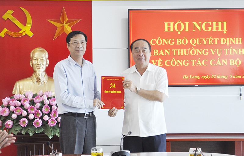 Bí thư Tỉnh ủy Nguyễn Văn Đọc trao quyết định nghỉ hưu theo chế độ đối với đồng chí Nguyễn Quang Điệp.