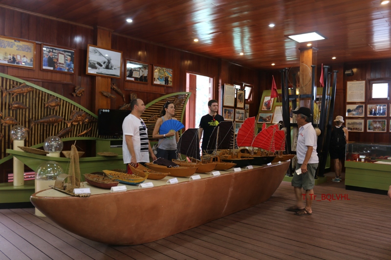 Du khách nước ngoài tham quan các hiện vật của ngư dân làng chài được trưng bày tại Trung tâm Văn hóa nổi Cửa Vạn.
