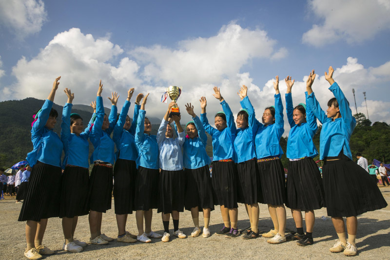 Niềm vui của các cầu thủ thôn Nà Ếch sau khi thắng đội Khe Mó 1- 0 trong trận chung kết, qua đó giành chức vô địch