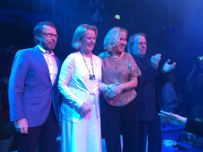 Các thành viên của ABBA hiện diện tại một bữa tiệc riêng tư