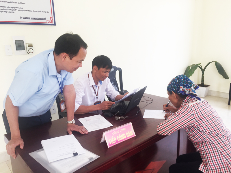 Ban Tiếp công dân huyện Hoành Bồ hướng dẫn công dân trình bày lại nội dung kiến nghị tại buổi tiếp dân định kỳ của cấp huyện ngày 2/4/2018 (Ảnh: Thanh Hoa)