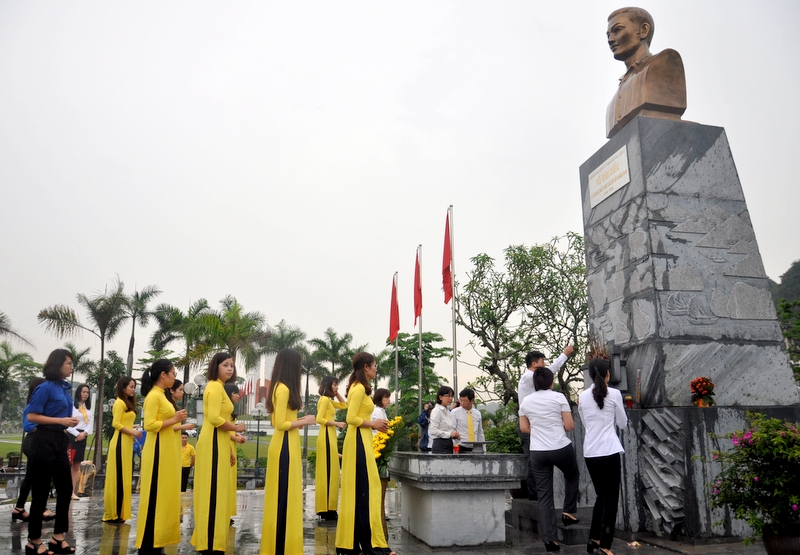 Đoàn dâng hương tưởng niệm đồng chí Vũ Văn Hiếu, Bí thư - Bí thư Đặc khu ủy đầu tiên của Khu mỏ Quảng Ninh