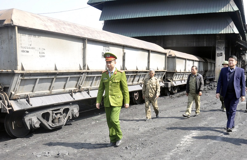 Công an phường và bảo vệ Công ty CP Than Mông Dương TTKS đảm bảo ANTT tại kho than của Công ty.