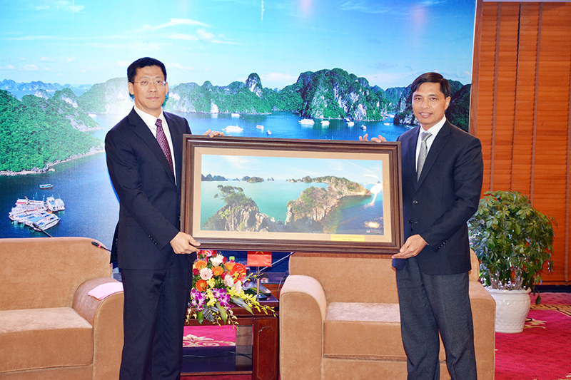 Đồng chí Vũ Văn Diện, Phó Chủ tịch UBND tỉnh Quảng Ninh (bên trái), tặng quà Đoàn công tác của Công an Khu tự trị dân tộc Choang Quảng Tây (Trung Quốc).