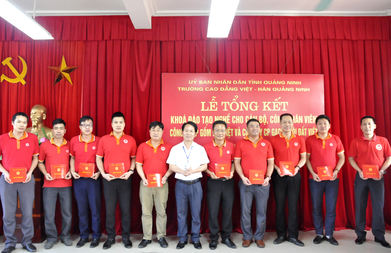 Các học viên của công ty Gốm Đất Việt đã được trường CĐ Việt – Hàn Quảng Ninh công nhận kết quả tốt nghiệp, nhận chứng chỉ nghề