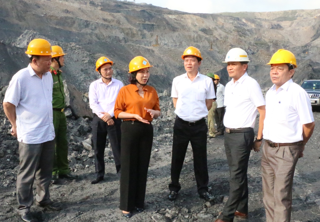 Đồng chí Vũ Thị Thu Thủy, Phó Chủ tịch UBND tỉnh kiểm tra trực tiếp công tác đảm bảo AT-VSLĐ tại khai trường khai thác than của Công ty CP Than Hà Tu.