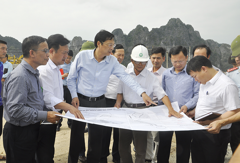 Bí thư Tỉnh ủy Nguyễn Văn Đọc kiểm tra hiện trạng dự án hạ tầng tại xã Hạ Long, huyện Vân Đồn.