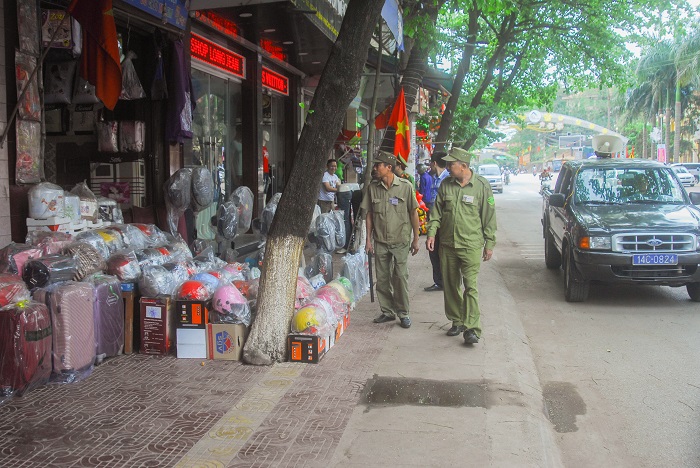 Đội Kiểm tra TTĐT và môi trường TX Đông Triều phối hợp ra quân tuần tra, tuyên truyền người dân phường Đông Triều chấp hành quy định hành lang giao thông.