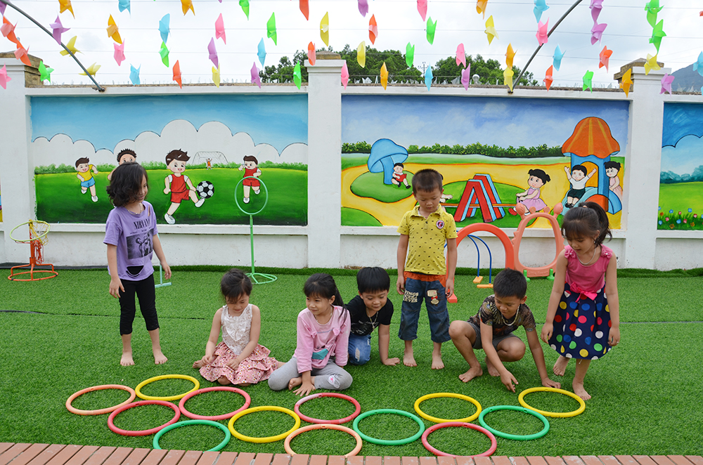Trẻ mẫu giáo 5 tuổi Trường Mầm non Hải Lạng, huyện Tiên Yên vui chơi ngoài trời