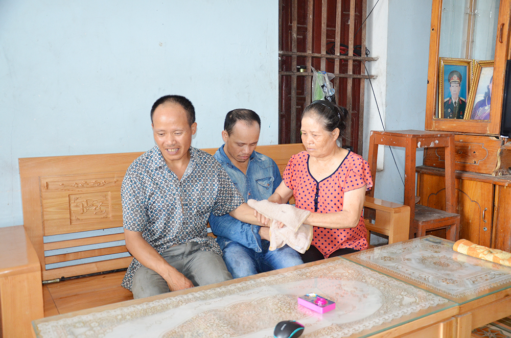 Bà Hà Thị Thìn, vợ ông Triệu Minh Điền, chăm sóc cho hai người con bị ảnh hưởng chất độc da cam