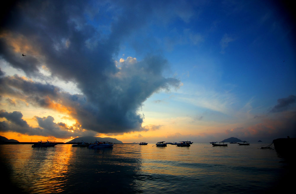 Vẻ đẹp của ánh bình minh trên biển Côn Đảo quyến rũ như nàng thiếu nữ còn mơ màng sau giấc ngủ sâu.