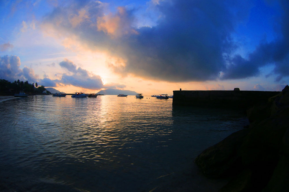 Đón bình minh ở Côn Đảo, bạn sẽ càng hiểu thêm vì sao nơi đây lại được trang du lịch nổi tiếng Lonely Planet bình chọn là một trong 10 hòn đảo hoang sơ và quyến rũ nhất hành tinh.