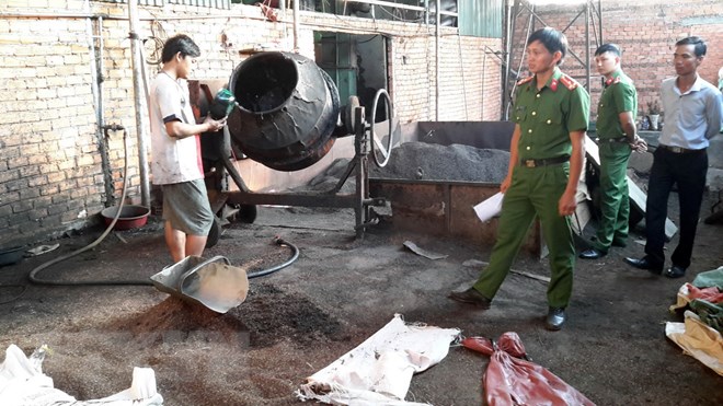 Chế biến càphê bẩn tại cơ sở của bà Nguyễn Thị Thanh Loan. (Nguồn: TTXVN phát)
