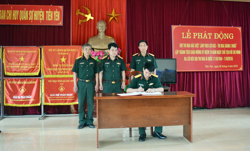 Cán bộ chiến sĩ Ban CHQS huyện Tiên Yên kí cam kết thi đua 