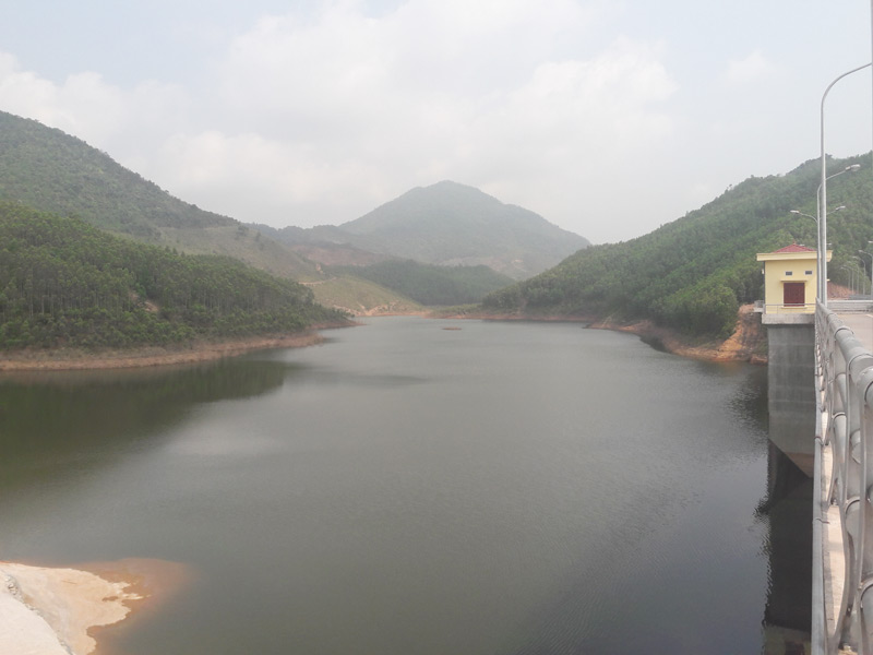 Hồ chưa nước Khe Cát, một trong những công trình giúp người dân ở các xã: Đồng Rui, Hải Lạng có nước tưới tiêu ổn định để sớm hoàn thành Chương trình NTM trong năm 2018