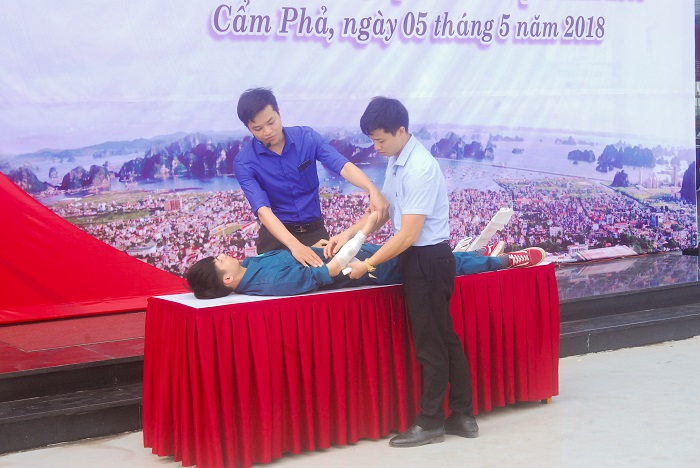 Bác sĩ khoa ngoại, Bệnh viên Đa khoa TP Cẩm Phả, hướng dẫn kỹ năng sơ cấp cứu ban đầu đối với các tai nạn thương tích thường gặp trong lao động. 