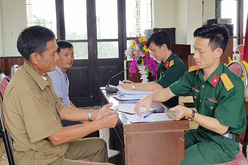 Công dân Nguyễn Trung Dũng, xã Bình Khê nhận chế độ theo Quyết định  49