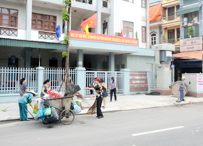 Hội viên Chi - tổ Phụ nữ văn minh khu 1B, phường Hồng Hà, TP Hạ Long dọn dẹp vệ sinh đường phố vào sáng Chủ nhật hàng tuần.