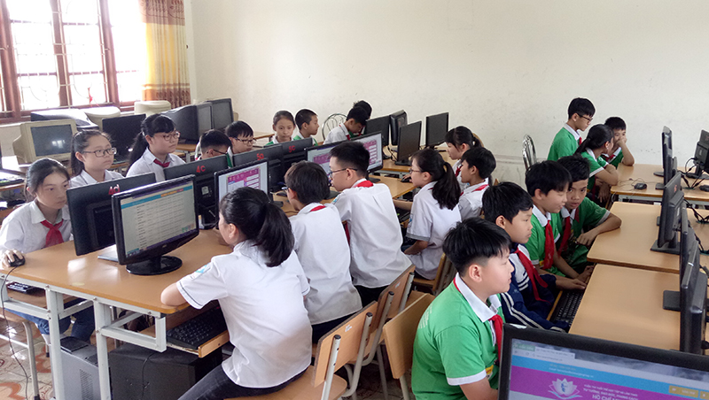 Học sinh Trường THCS Nguyễn Đức Cảnh (TX Đông Triều) thi trắc nghiệm tại trường.