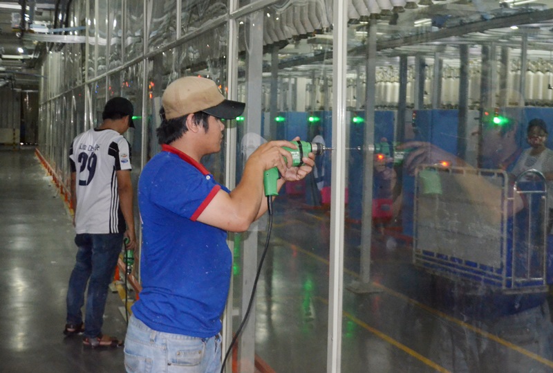 Công ty TNHH KHKT Texhong Ngân Long (KCN Hải Yên, TP Móng Cái) lắp đặt tường kính chồng ồn tại các phân xưởng sản xuất.
