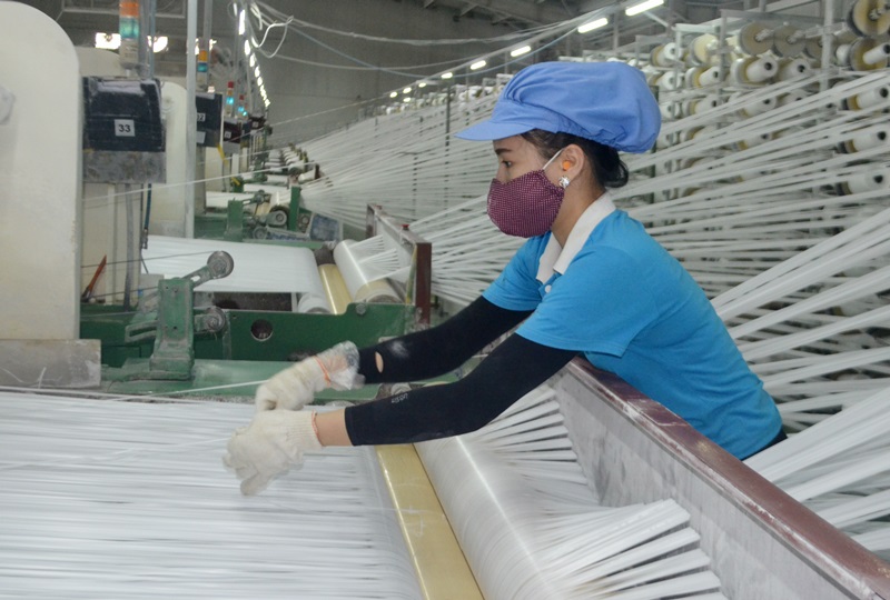 Lao động làm việc tại Phân xưởng Dệt sợi. Công ty TNHH Vina New Tarps Việt Nam (KCN Cái Lân, TP Hạ Long)