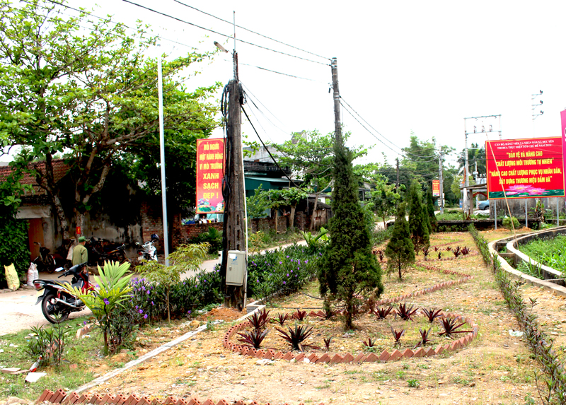 Biển hiệu, vườn hoa ven đường tạo cảnh quan rực rỡ ở xã Dực Yên (Đầm Hà)
