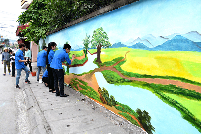 Đoàn Thanh niên phường Quang Trung đang hoàn thành bức bích họa phong cảnh làng quê tại khu 11
