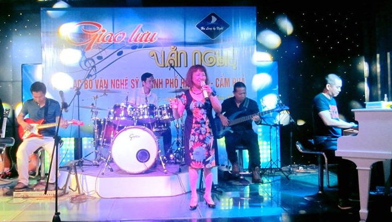 NSVM Thanh Việt biểu diễn trong chương trình giao lưu văn nghệ cùng các Nghệ sĩ Hạ Long và Cẩm Phả.