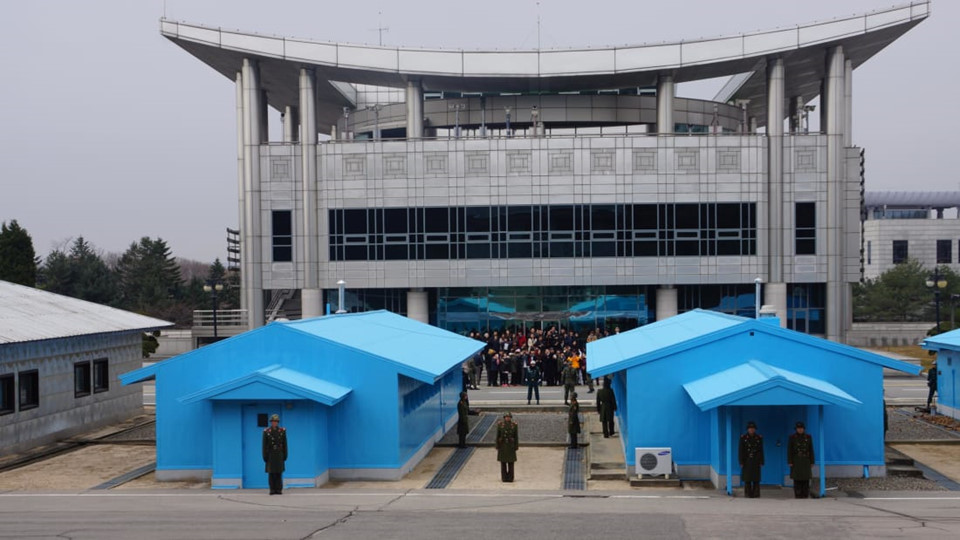 Theo Tổ chức Du lịch Hàn Quốc, mỗi năm, DMZ giữa Hàn Quốc và Triều Tiên đón hơn 1,2 triệu lượt khách. Nhắc đến DMZ, hình ảnh đầu tiên hiện lên trong tâm trí là Khu An ninh Chung (JSA), hay còn được biết đến với cái tên Khu đình chiến Bàn Môn Điếm. Du khách có thể dễ dàng nhận ra nơi này bởi Phòng Hội nghị Ủy nhiệm Đình chiến Quân sự màu xanh biển sống động nằm giữa Đường Phân giới Quân sự.