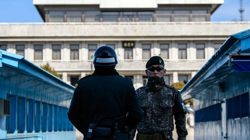 Những hàng rào dây thép gai cùng các nhân viên quân sự khiến DMZ giữa Hàn Quốc và Triều Tiên trở nên 