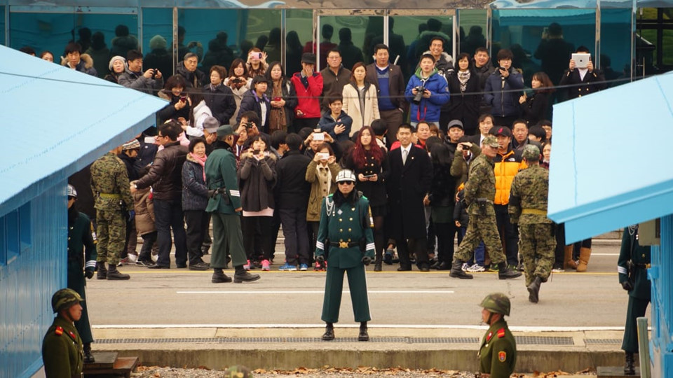 Simon Cockerell, giám đốc điều hành của Koryo Tour (một doanh nghiệp chuyên tổ chức các tour độc lập đến Triều Tiên), cho biết Bàn Môn Điếm là khu vực có nhiều người đến thăm nhất tại DMZ từ cả 2 phía. Tại đây, du khách có thể nhìn thấy Đường Phân giới Quân sự và thậm chí vượt qua nó khi ở trong phòng hội nghị.
