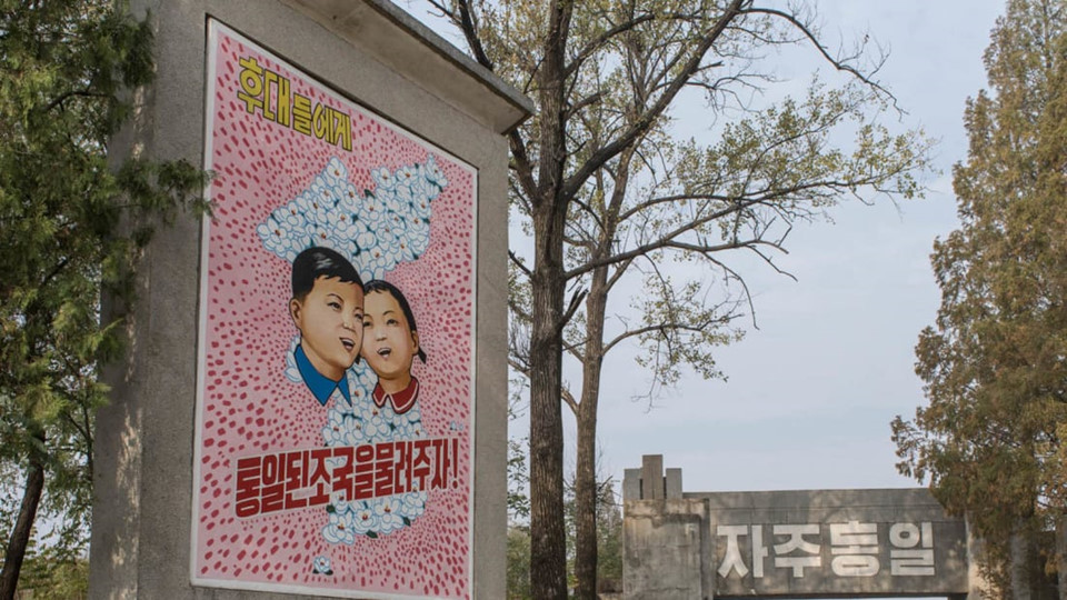 Triều Tiên có 2 điểm tham quan chính là Bàn Môn Điếm và khu vực quan sát nhìn ra hàng rào chống tăng của Hàn Quốc ở cuối phía nam khu hiệp ước. Ngược lại, bên phía Hàn Quốc, du khách có thể đến thăm DMZ và các khu vực xung quanh như công viên, đài quan sát và bảo tàng.
