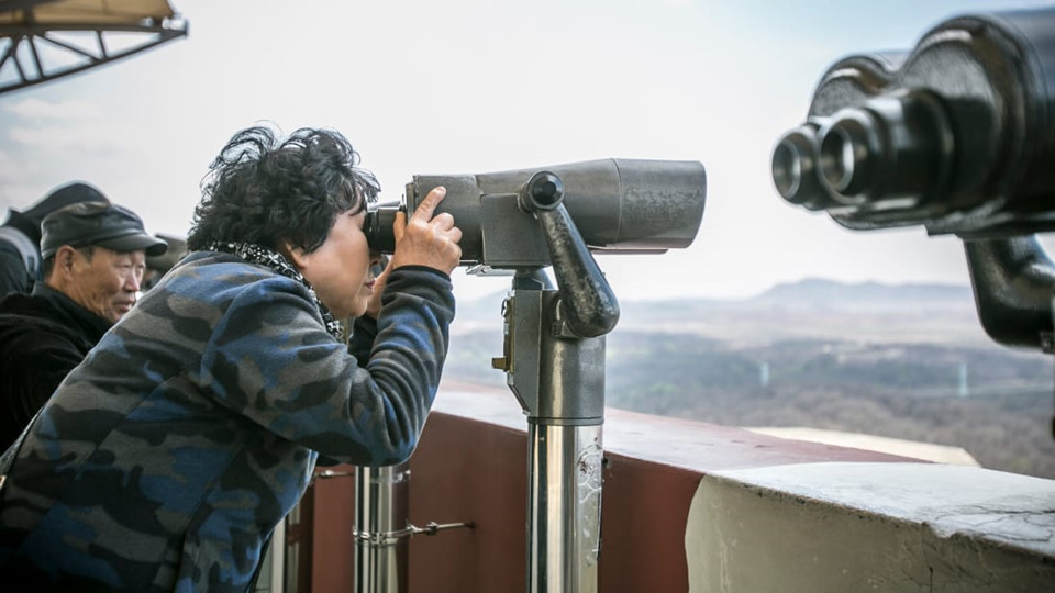 Còn được biết đến với cái tên Đồi Thống nhất, Đài quan sát núi Odu là một trong những điểm đến ưa thích. Tại đây, du khách có thể thỏa mãn nhu cầu ngắm cảnh dọc theo bán đảo với ấm nhòm có tầm nhìn 360 độ. Hình ảnh các thành phố hiện đại của Hàn Quốc đối lập với cảnh quan thiên nhiên hoang sơ phía Triều Tiên sẽ mang lại một trải nghiệm thú vị. Đôi lúc, du khách có thể vô tình bắt gặp bóng dáng của những con hạc trắng duyên dáng, thậm chí đại bàng, gấu, hươu hoặc dê.
