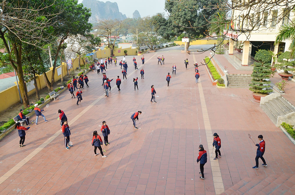 Học sinh Trường THPT Vũ Văn Hiếu, TP Hạ Long trong giờ ra chơi