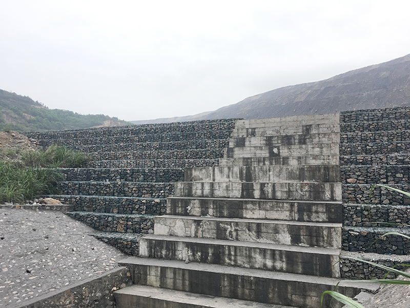 Khu vực bãi thải Đông Cao Sơn được xây dựng kè kiên cố giảm thiểu tình trạng chảy trôi đất đá