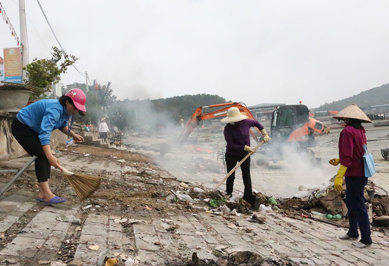 Người dân Cô Tô dọn rác làm sạch bãi biển.