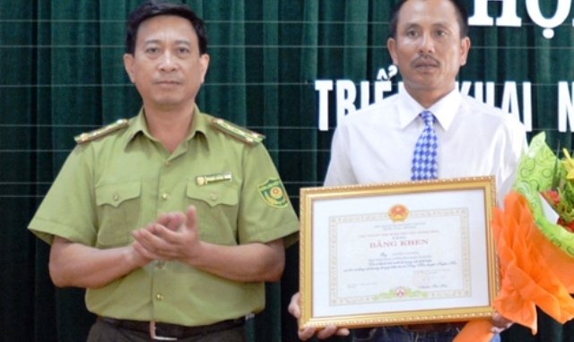 Người bảo vệ đàn voọc gáy trắng được nhận bằng khen của Chủ tịch tỉnh Quảng Bình.