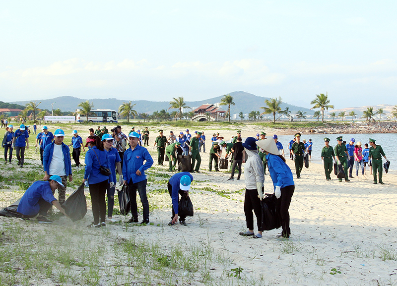 Cán bộ, chiến sĩ cùng đoàn viên, thanh niên tham gia dọn dẹp bãi biển.