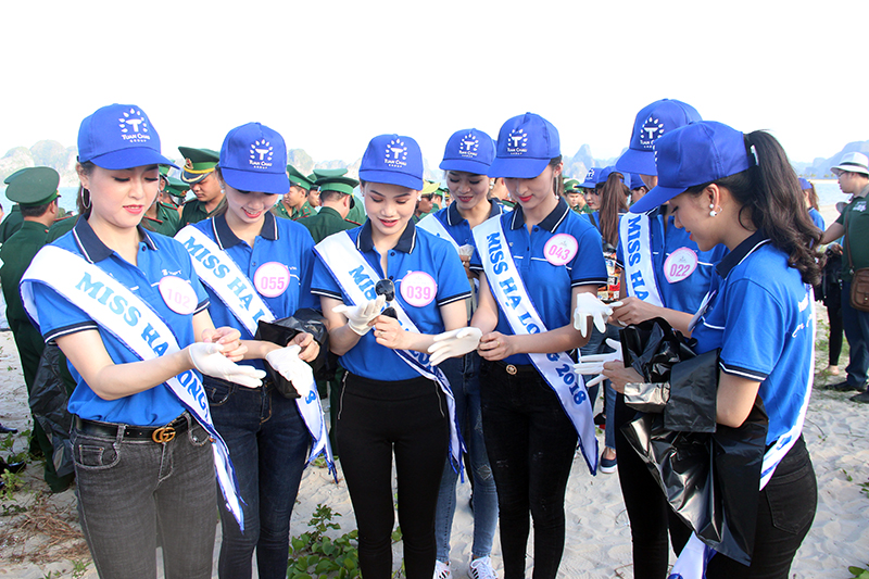 Thí sinh Người đẹp Hạ Long 2018 hưởng ứng chiến dịch làm sạch biển.