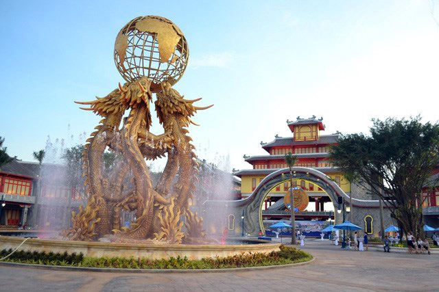 Sun World Hạ Long Park là tổ hợp công viên mang đẳng cấp quốc tế với 2 khu vực chính: Tổ hợp vui chơi ven biển và tổ hợp vui chơi trên đỉnh Ba Đèo – được nối với nhau bởi hệ thống cáp treo Nữ Hoàng xuyên vịnh độc đáo.