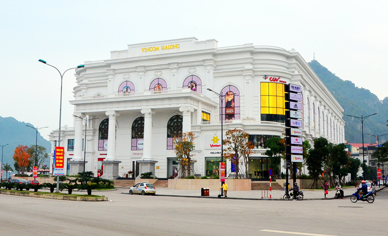 Vincom Center Hạ Long là trung tâm thương mại lớn nhất tỉnh Quảng Ninh. Đây là quần thể dịch vụ với nhiều hạng mục như: Chuỗi trung tâm mua sắm cao cấp, khu ẩm thực, sân trượt băng; khu vực chiếu phim, thế giới game…