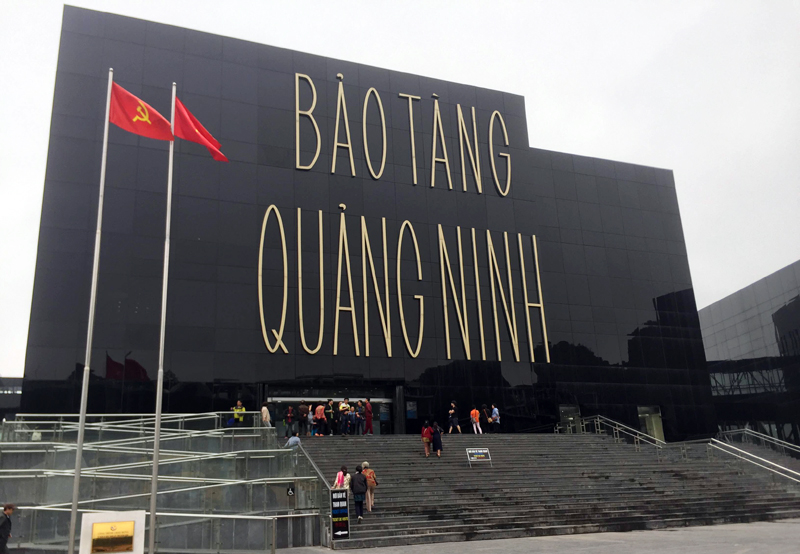 Bảo tàng Quảng Ninh nằm trong cụm công trình Bảo tàng – Thư viện bên bờ vịnh Hạ Long, là một công trình văn hóa hoàn hảo và là điểm nhấn bền vững của du lịch Hạ Long.