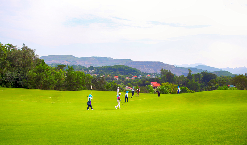 Sân golf Ngôi sao Hạ Long (Quần thể du lịch nghỉ dưỡng FLC Hạ Long) với tổng thể 18 hố đang được hoàn thiện. Đây không chỉ sân golf được đánh giá có vị trí đẹp nhất cả nước mà còn là sản phẩm du lịch hấp dẫn của thành phố du lịch Hạ Long.