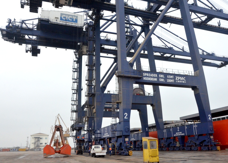 Tháng 5/2018, tỉnh tổ chức hội nghị về phát triển kinh tế cảng biển. Ảnh: Vận chuyển hàng hóa tại Cảng CICT