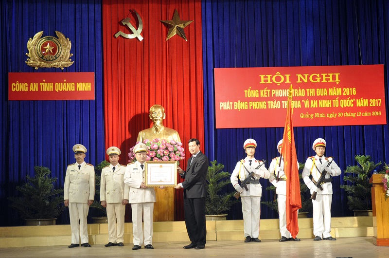 Phòng ANKT Công an tỉnh đón nhận Huân chương Chiến công hạng Ba do Chủ tịch nước trao tặng năm 2016.