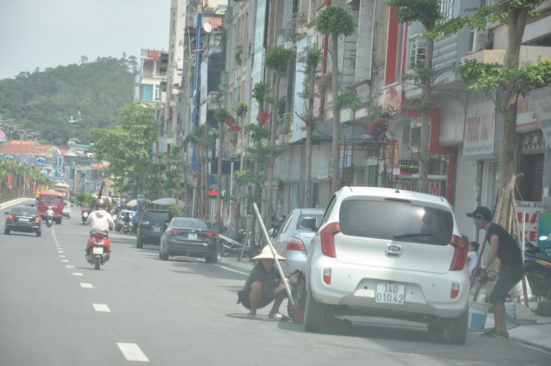 Nhiều điểm sửa xe lấn chiếm lòng đường để làm nơi sửa chữa. Ảnh chụp tại phường Hồng Hải, TP Hạ Long