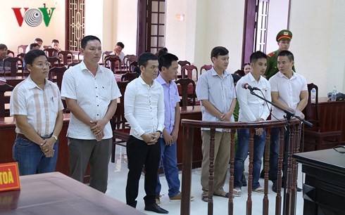 Ông Nguyễn Xuân Dương (ngoài cùng bên trái) là một trong các bị cáo tại phiên tòa xét xử vụ đánh bạc.