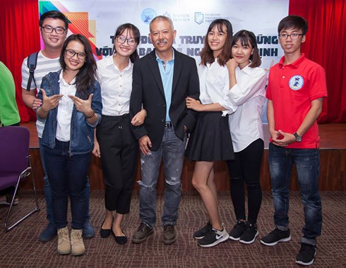 GS Trương Nguyện Thành chụp ảnh cùng sinh viên. (Ảnh: FBNV)