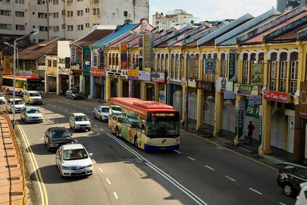 Từ sân bay, du khách bắt xe buýt số 401 hoặc 401E để về George Tow - trung tâm của Penang. Bạn đừng quên đổi tiền lẻ để trả tiền vé xe buýt, khoảng 2,7 RM.