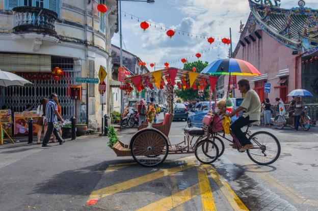 Để dạo chơi qua các con phố cổ tuyệt đẹp của trung tâm George Town, bạn có thể thuê xe đạp, xe máy hoặc xe 3 bánh với mức giá 10 - 25 RM/ngày. Ngoài ra, bạn có thể sử dụng tuyến xe buýt nhanh miễn phí Rapid Penang CAT dừng, đỗ tại 19 điểm tham quan nổi tiếng.